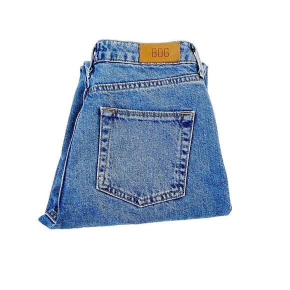 BDG Mom Jeans Pleated Denim Embossing Detail Med Wash Denim SZ25 - Picture 1 of 8
